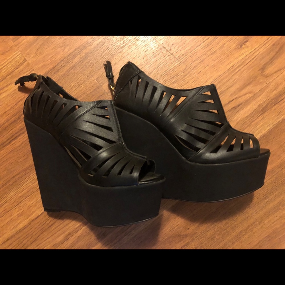 BRAND NEW STEVE MADDEN WEDGES!
